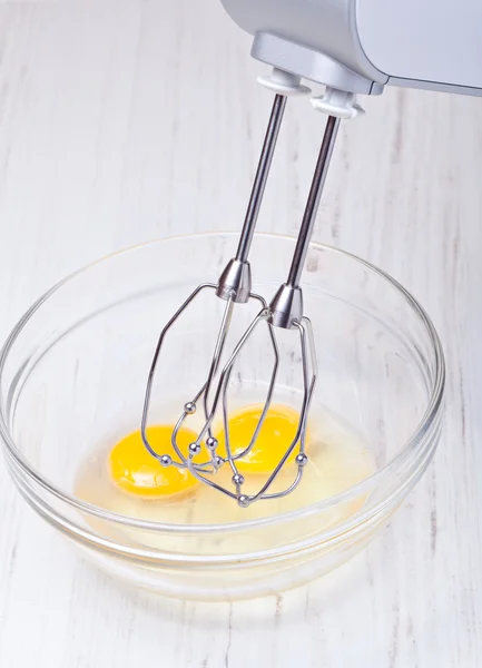 ワイヤー泡立て器と卵 — ストック写真