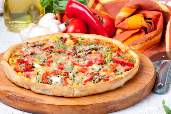 Pizza mit Käse belegt — Stockfoto