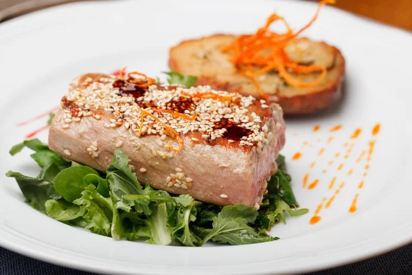 Tuna biftek ve patates — Stok fotoğraf