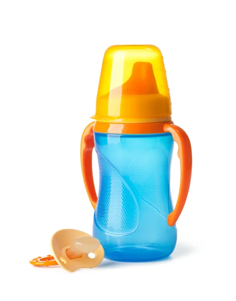 Ребенок: бутылка и успокаивающее средство — стоковое фото
