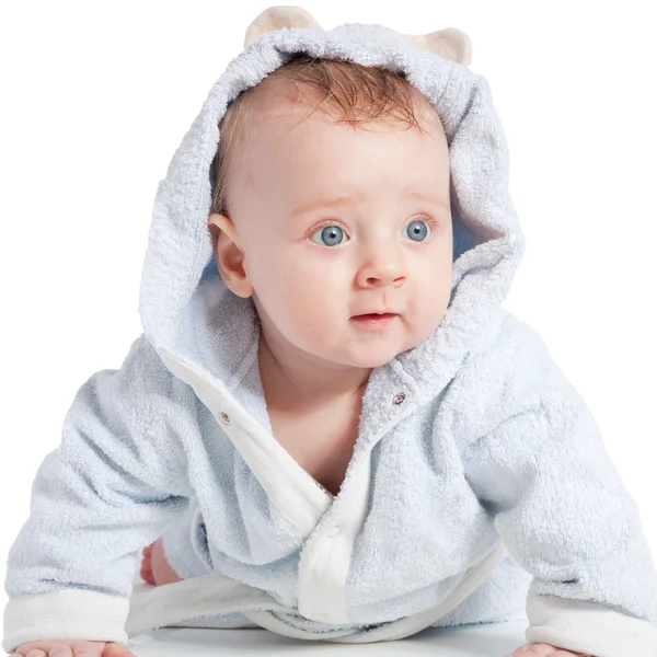 Портрет веселого ребенка в голубом халате — стоковое фото