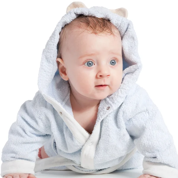 Retrato de un niño alegre en albornoz azul — Foto de Stock