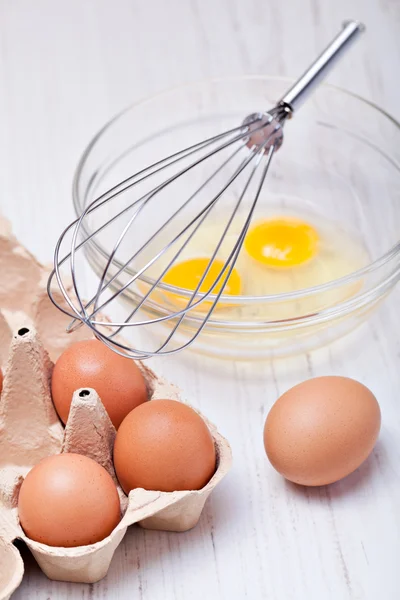 Šlehací metla a vejce — Stock fotografie
