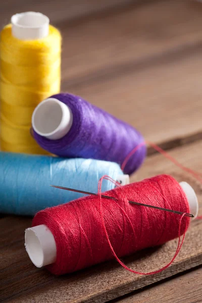Kolorowe szpulki nici — Zdjęcie stockowe