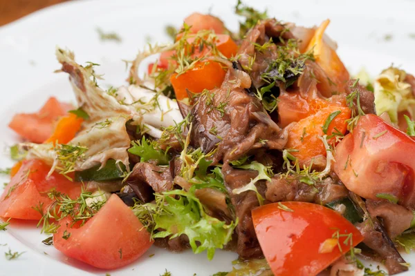 Tofu gemarineerd in soja saus met tomaat en salade — Stockfoto