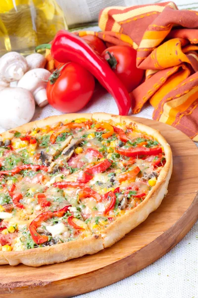 Pizza cubierta con queso — Foto de Stock