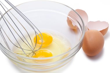 Tel fırçalamak ve üzerinde beyaz izole kahverengi yumurta.