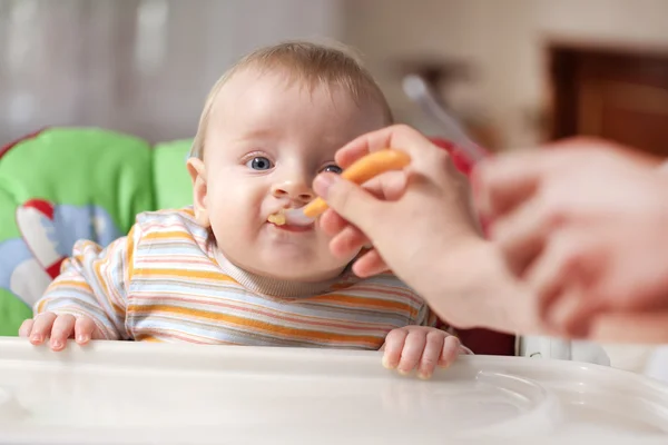 Mutter füttert Baby mit Babynahrung — Stockfoto