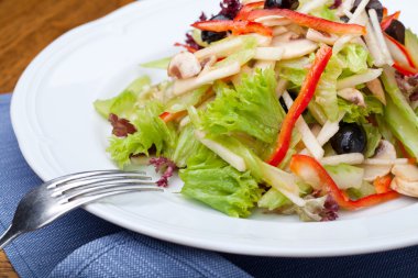 paprica, champignon ve domates salatası