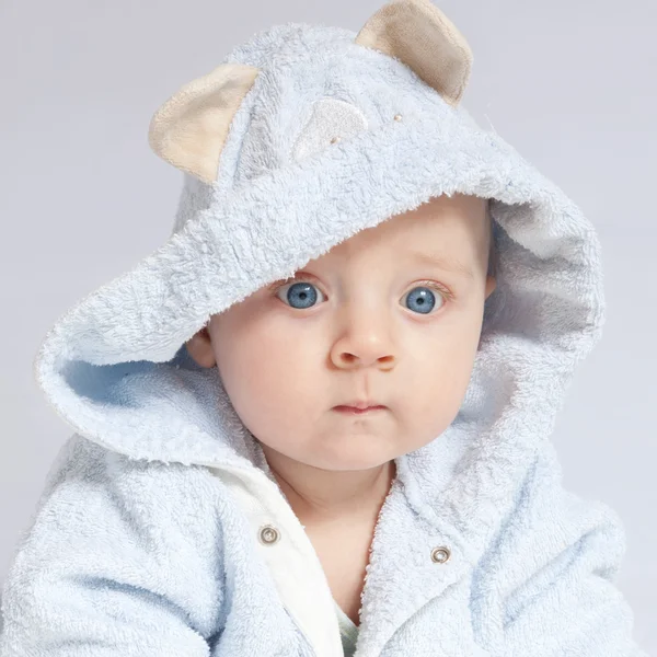 Ritratto di bambino allegro in accappatoio blu — Foto Stock