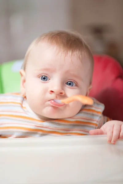 Babyvoeding, baby eten — Stockfoto