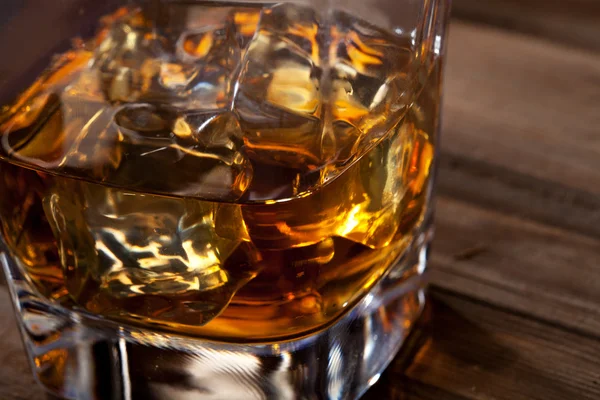 Ett glas whisky med whisky. — Stockfoto