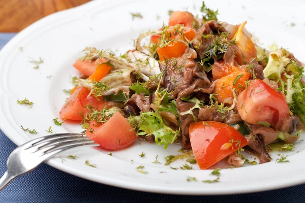 Тофу маринуется в соевом соусе с помидорами и салатом — стоковое фото