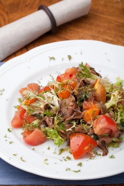 Tofu mariniert in Sojasauce mit Tomaten und Salat — Stockfoto