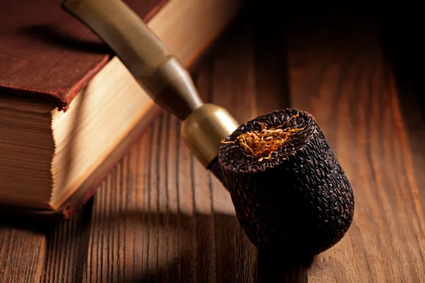 Wooden Pipe and Tobacco — Stock Photo, Image