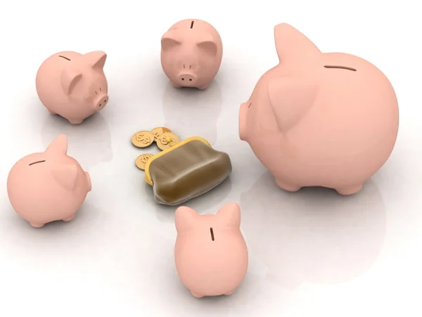 Grote en kleine piggy-banken kijken naar een portemonnee met kieren — Stockfoto
