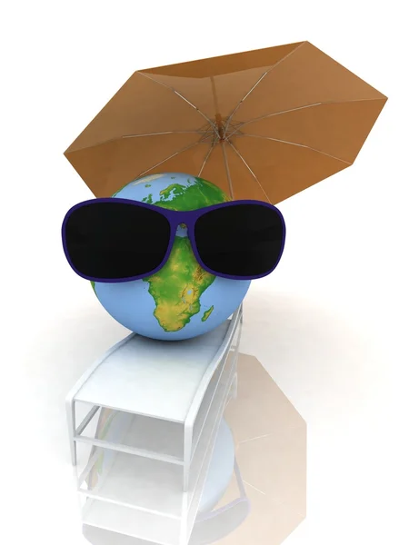 Eine Weltkugel liegt in dunkler Brille unter einem Sonnenschirm auf einem Liegestuhl — Stockfoto