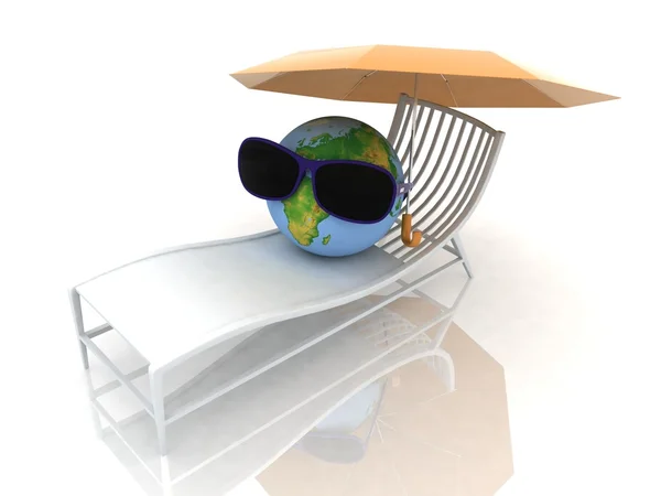 Bir sandalye üzerinde bir şemsiye altında Koyu gözlüklü bir küre olduğunu — Stok fotoğraf