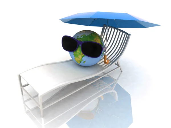 A globe is in dark glasses under an umbrella on a deck-chair — Stock Photo, Image