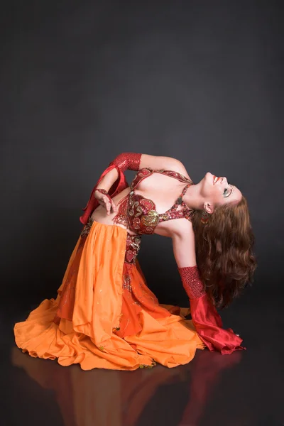 Χορεύτρια της κοιλιάς με κόκκινο χρώμα — Φωτογραφία Αρχείου