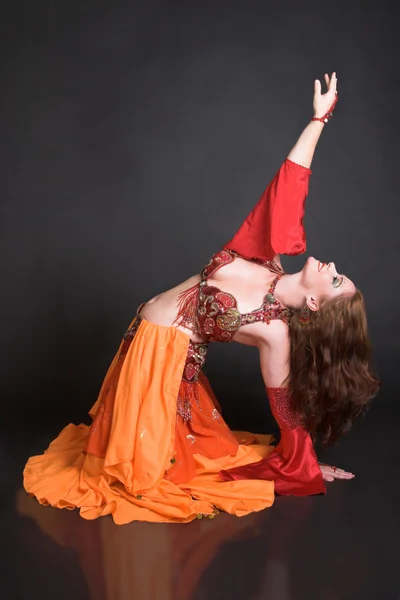 Χορεύτρια της κοιλιάς με κόκκινο χρώμα Royalty Free Εικόνες Αρχείου
