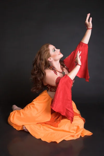 Bailarina del vientre en rojo Imágenes De Stock Sin Royalties Gratis
