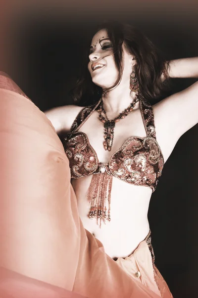 Χορεύτρια της κοιλιάς με κόκκινο χρώμα Εικόνα Αρχείου