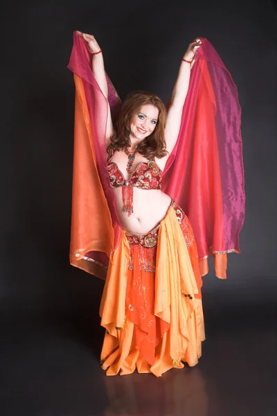 Χορεύτρια της κοιλιάς με κόκκινο χρώμα Εικόνα Αρχείου