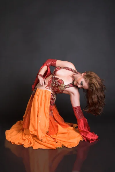 Ballerino del ventre in Rosso — Foto Stock