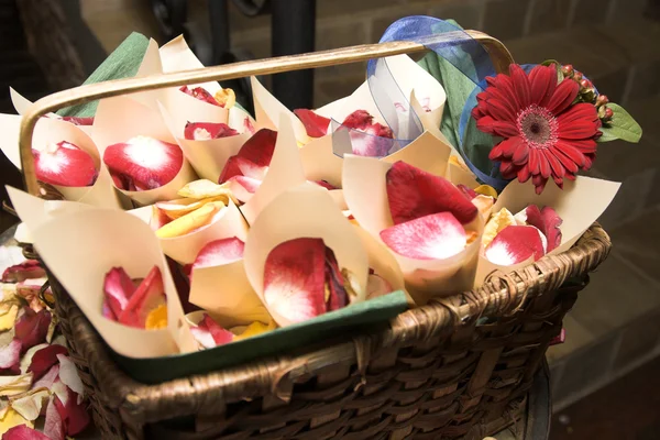 Basket with petals — Stock Photo, Image