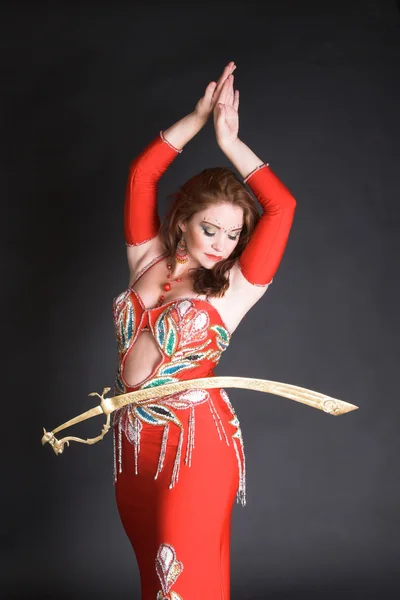 Belly Dancer espada de equilibrio Imágenes De Stock Sin Royalties Gratis