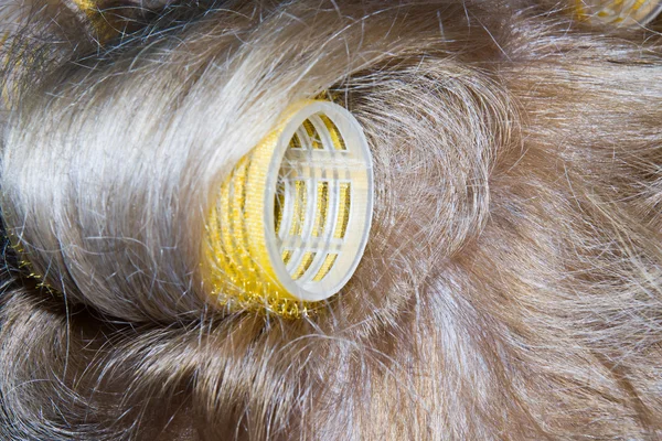 Kadın kıdemli giyen saçı Silindirler — Stok fotoğraf