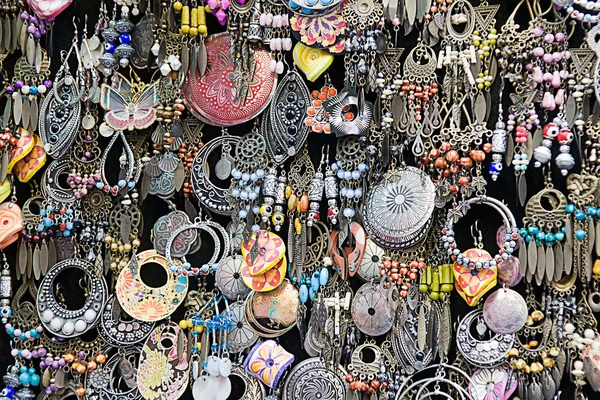 Boucles d'oreilles sur un stand de marché — Photo