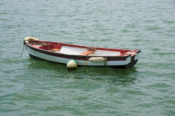 Лодка в море — стоковое фото