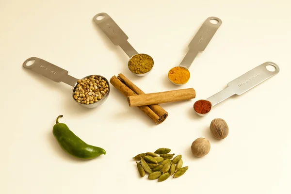 Ingredienti di spezie per un pasto — Foto Stock