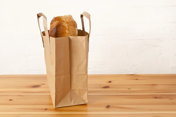 Pane marrone in una borsa da trasporto di carta Fotografia Stock