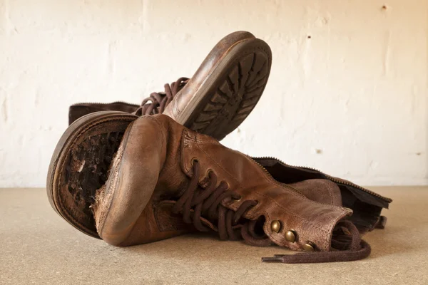 Zmęczony stary buty — Zdjęcie stockowe