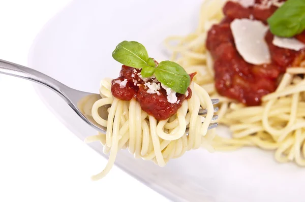 Espaguete com molho de tomate em um garfo — Fotografia de Stock