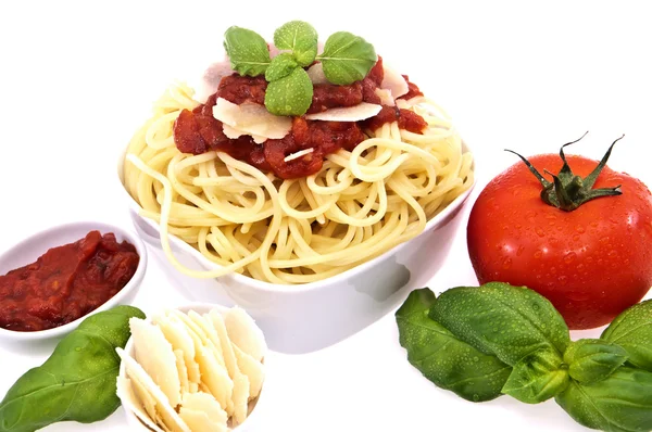 Fesh スパゲティ、パルメザン チーズとトマト添え — ストック写真