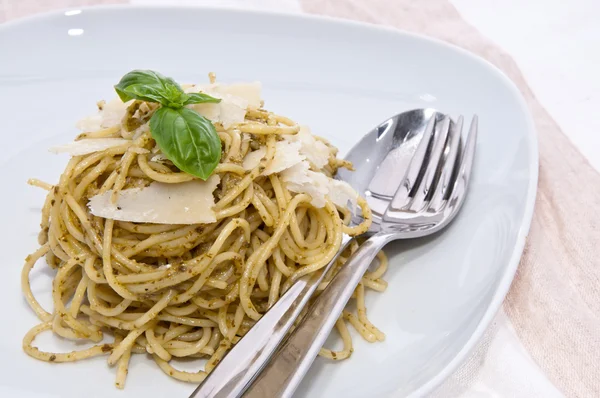 Pico de espaguete com pesto em uma chapa — Fotografia de Stock