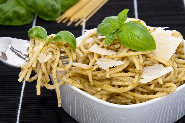Bowl filled with spaghetti and pesto — Stock Photo, Image