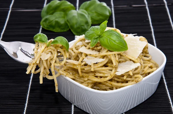 Tigela cheia de espaguete e pesto — Fotografia de Stock