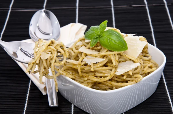 stock image Bowl filled with spaghetti and pesto