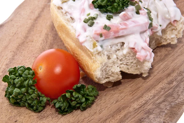 Tekercs húst salátával egy vágódeszka — Stock Fotó