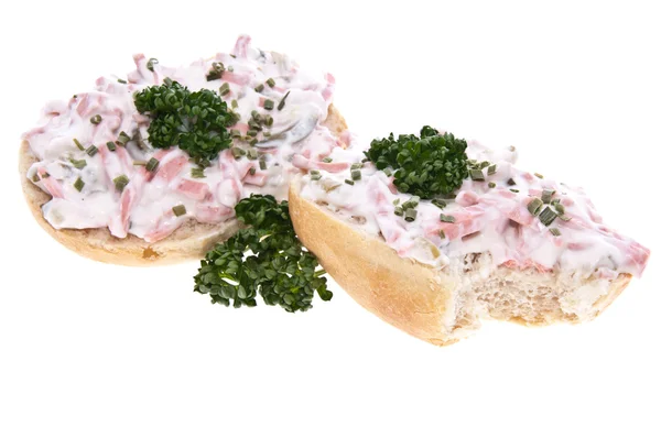 Rouleau avec salade de viande isolée sur blanc — Photo