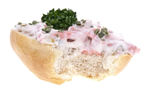 Rotolo con insalata di carne isolata su bianco — Foto Stock
