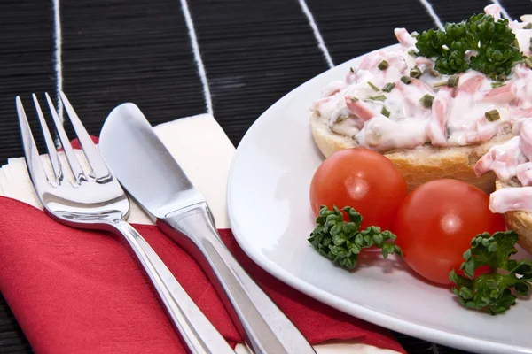 Brötchen mit Fleischsalat auf einem Teller — Stockfoto