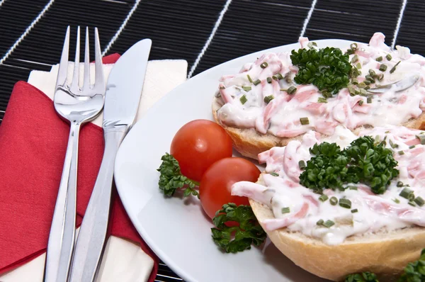 Brötchen mit Fleischsalat auf einem Teller — Stockfoto