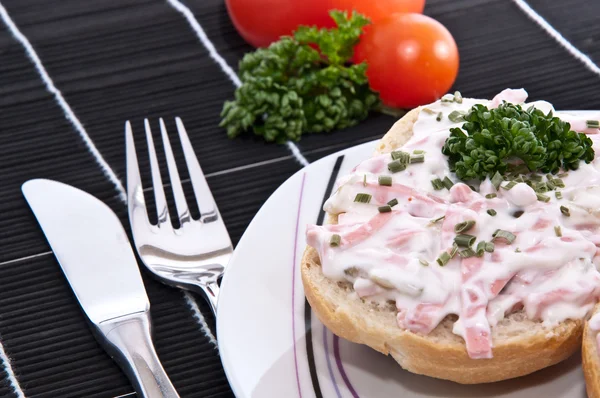 Валеты с мясным салатом на тарелке — стоковое фото