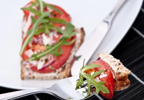 フォークの上の部分とトマトのパン — ストック写真